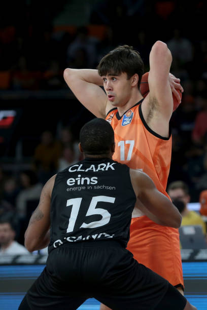 在对方防线 在对方防线